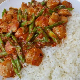 ข้าวพริกแกงลูกชิ้นหมูถั่วฝักยาว