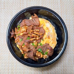 ข้าวไข่ข้นหมูทอดกระเทียม