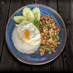 [อร่อยซ่ากับโค้ก] ข้าวกระเพราะหมูสับไข่ดาว +  โค้ก ออริจินัล (กระป๋อง)