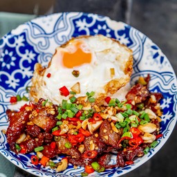 ข้าวเนื้อแดดคั่วพริกเกลือ