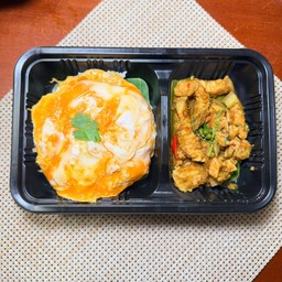 ข้าวสามชั้นผัดเครื่องแกง