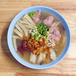 ตุ๊ดเตี๋ยว (หมูตำลึง) x จั๊บน้ำข้น (ป้ารัตน์)