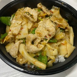 พริกแกงหน่อไม้ดองหมูชิ้นราดข้าว