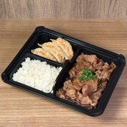 เซ็ต ข้าวหน้าสันคอหมูพ่นไฟ + เกี๊ยวซ่าหมูทอดน้ำ 3 ชิ้น