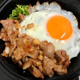 ข้าวหมูนุ่มกระเทียมผัดน้ำจิ้มงา/ไข่ดาว