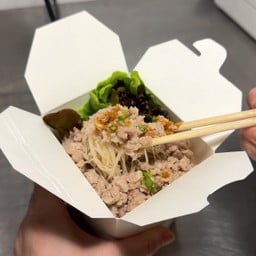 หมี่หมูสับผัดซอส EAT ME