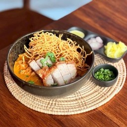 Khaosoi with Crispy Pork ข้าวซอยหมูกรอบ