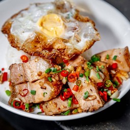 ข้าวหมูกรอบคั่วพริกเกลือ