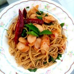 สปาเก็ตตี้ผัดพริกแห้งไส้กรอก