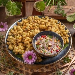 ยำดอกขจรทอดกรอบ