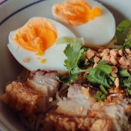 บะหมี่แห้งหมูกรอบ ใส่ไข่