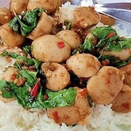 ข้าวกระเพราลูกชิ้นหมู