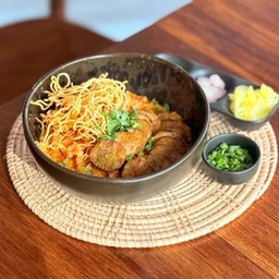 Khaosoi with Northern Thai Sausage  ข้าวซอยไส้อั่ว