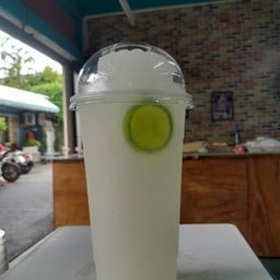 ร้านน้ำปั่นผลไม้สด