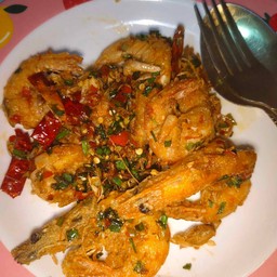 กุ้งทอดคั่วพริกเกลือราดบนข้าวหอมมะลินุ่มๆ