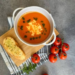 ซุปมะเขือเทศ / Tomato soup กับขนมปังกระเทียม
