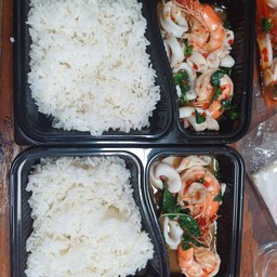 ข้าวราดกระเพรากุ้งหมึก