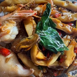 ผัดกะเพราหน่อไม้ วุ้นเส้น ราดข้าว