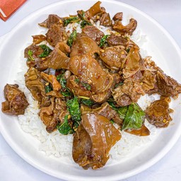 ข้าว กะเพราเนื้อ+เอ็นตุ๋น นุ่มๆ พริกแห้ง