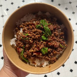 ข้าวกะเพราเนื้อโคขุนสับ