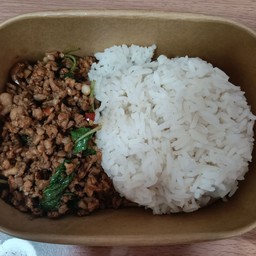 กะเพราหมูสับราดข้าว