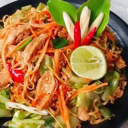 Instant Noodle stir fry Tom yum - มาม่าผัดต้มยำ