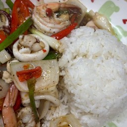 ผัดพริกไทยดำกุ้งหมึก ราดข้าว