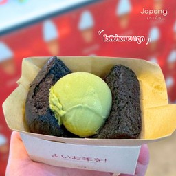 ขนมปังชาโคล + ไอติมถ้วย 4 Oz