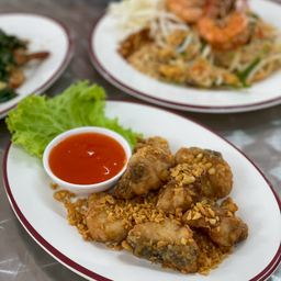 ทอดกระเทียม (กับข้าว) (Fried with Garlic)