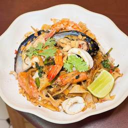 เฟตตูชินี ผัดขี้เมาทะเล