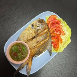 ปลาจาระเม็ดทอด / น้ำจิ้มซีฟู้ด ( 1 ตัว )