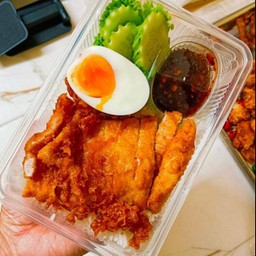 ข้าวหมูทอดน้ำจิ้มแจ่ว