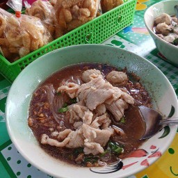 เจ๊น้อยก๋วยเตี๋ยวน้ำตกหมู/เนื้อรสเด็ด