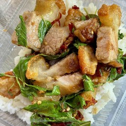 กระเพราหมูกรอบ ราดข้าว