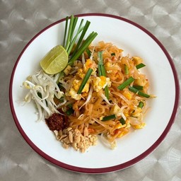 ผัดไทยใส่ไข่ (Pad Thai with egg)