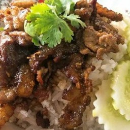 เนื้อกระเทียมราดข้าว