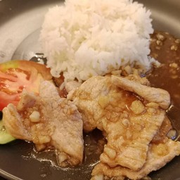หมูกระเทียมราดข้าว
