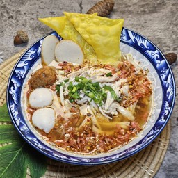 ก๋วยเตี๋ยวไก่ฉีกต้มยำลูกชิ้นรวม