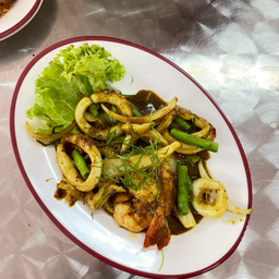 ผัดเครื่องแกง (กับข้าว) (Stir-Fried Curry Paste)