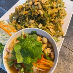 ยำผักบุ้งทอดกรอบ