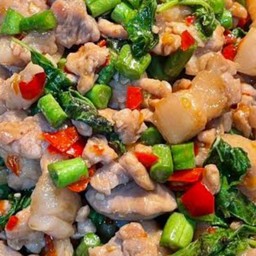ผัดกะเพราหมู 3 ชั้น ถั่วฝักยาว (เป็นกับ)