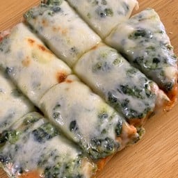 ปังพิซซ่าผักโขมอบชีส