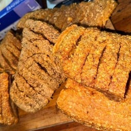 หมูกรอบไหมถึงกล่องจะใหญ่แต่เราก็ให้นิดเดียวนั้นแหละ