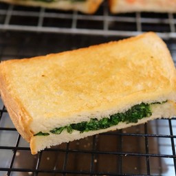 แซนด์วิชผักโขมอบชีส