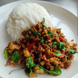 กระเพราเนื้อราดข้าว