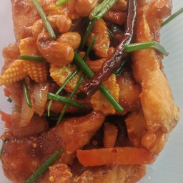 ปลาผัดเม็ดมะม่วงหิมพานต์