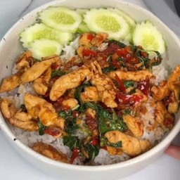 กระเพราไก่ราดข้าว