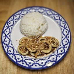 ข้าวกระเทียมปลาหมึก