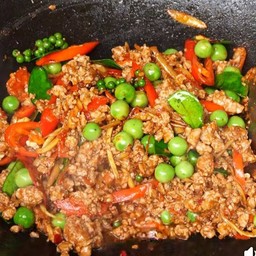 ข้าวผัดเผ็ดหมูมะเขือพวง