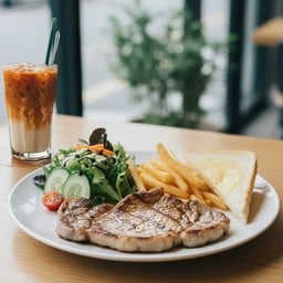 [เซตสุดฮิต] สเต๊กหมู สูตรต้นตำรับ สี่แยกปากหวาน + ชาไทย(ชานม)เย็น